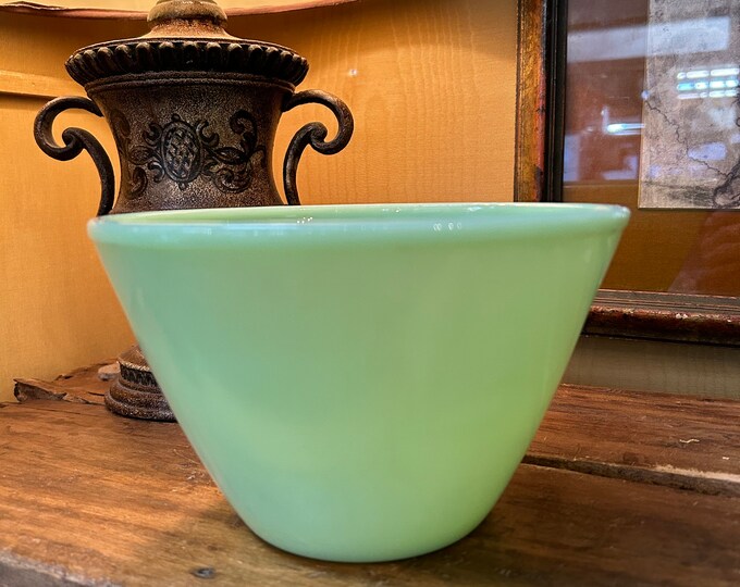 Vintage 1940s Jadeite Green Fire King Splash Proof Mixing Bowl Oven