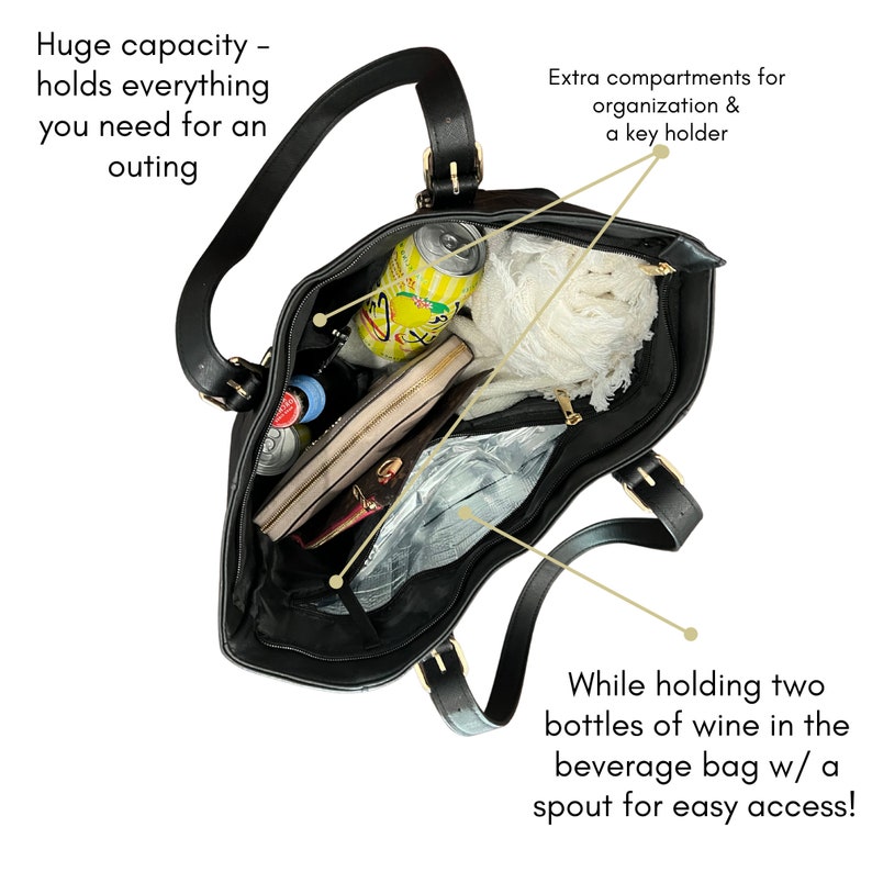 Peut inclure: Sac fourre-tout noir avec plusieurs compartiments, dont un sac &agrave; boisson avec un bec verseur, ouvert et rempli de divers articles, dont deux bouteilles de vin, une canette de soda et un portefeuille. Le texte "Huge capacity - holds everything you need for an outing" est visible au-dessus du sac. Le texte "Extra compartments for organization & a key holder" est visible au-dessus du sac. Le texte "While holding two bottles of wine in the beverage bag w/ a spout for easy access!" est visible en dessous du sac.