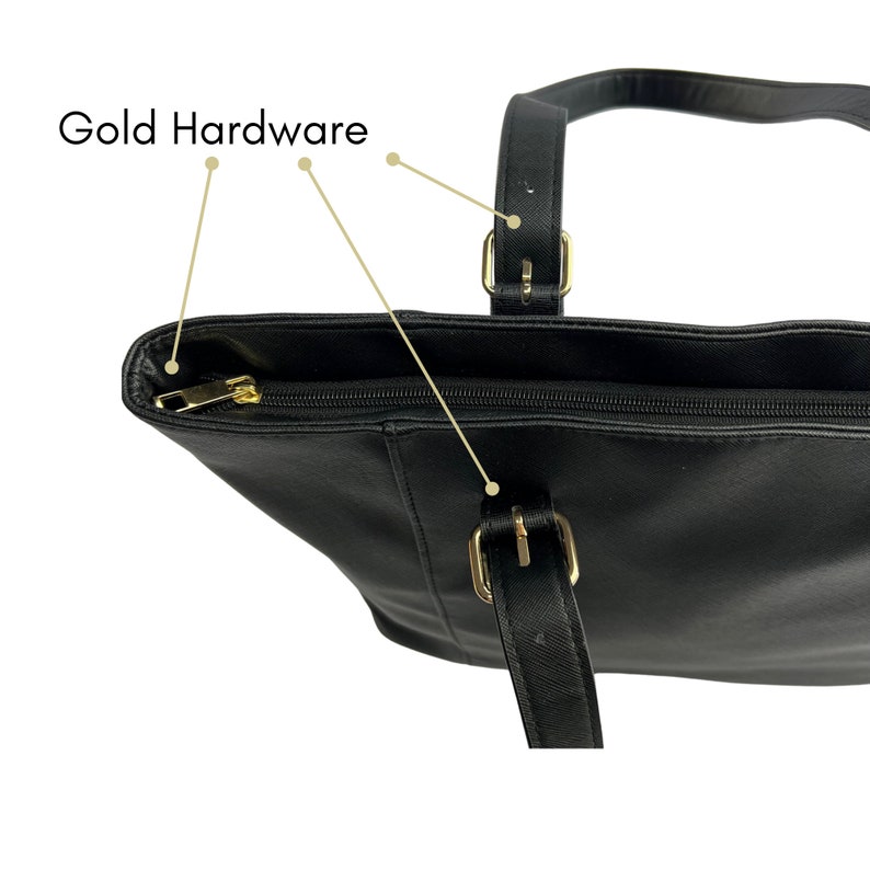 Peut inclure: Sac cabas noir avec des ferrures dor&eacute;es et une fermeture &agrave; glissi&egrave;re. Le sac a deux poign&eacute;es sup&eacute;rieures avec des boucles dor&eacute;es.