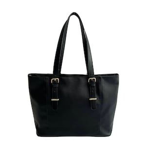 Peut inclure: Un sac fourre-tout en cuir noir avec des boucles et des sangles dor&eacute;es.