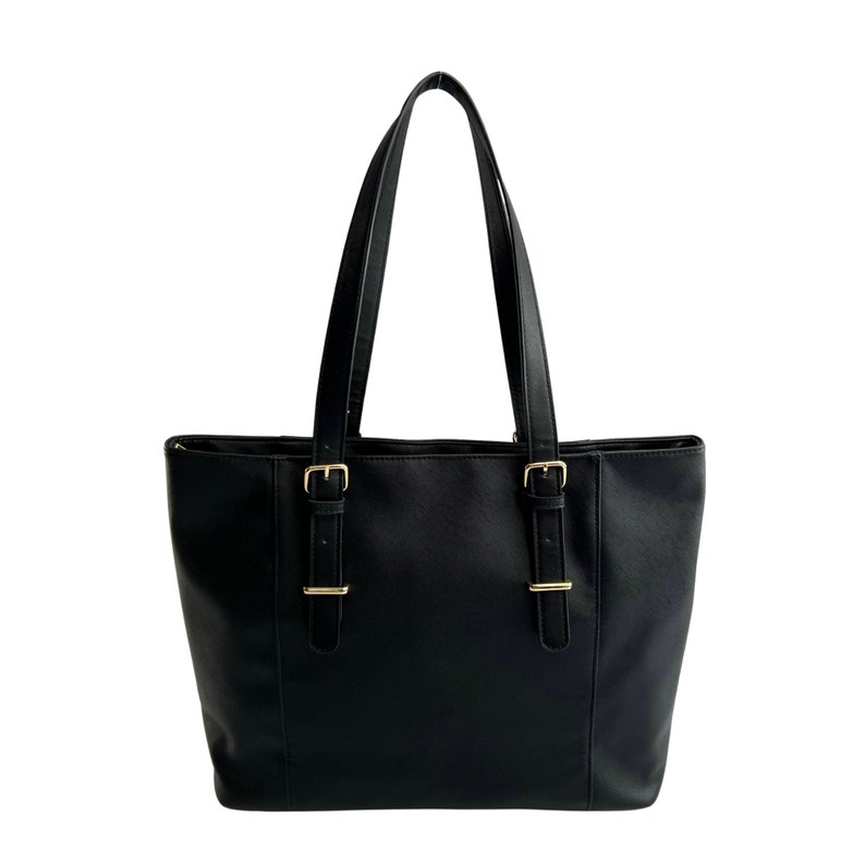 Peut inclure: Un sac fourre-tout en cuir noir avec des boucles et des sangles dor&eacute;es.