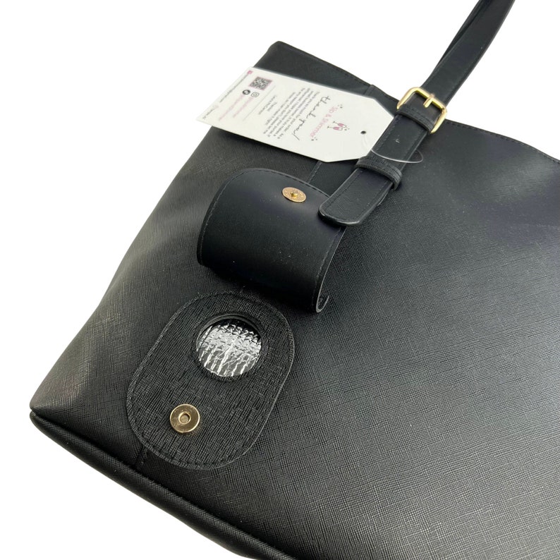 Peut inclure: Sac fourre-tout noir avec une boucle dor&eacute;e et une petite poche noire attach&eacute;e &agrave; la bandouli&egrave;re. Le sac a une ouverture circulaire avec une doublure argent&eacute;e et un bouton dor&eacute;.