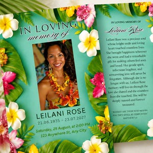 Op de afbeelding: Een uitvaartprogramma-sjabloon met een groenblauwe achtergrond, versierd met tropische plumeria- en orchideeënbloemen en groene palmbladeren. Het bevat een foto van een persoon, de tekst In Loving Memory of Leilani Rose, data en een dankwoord.