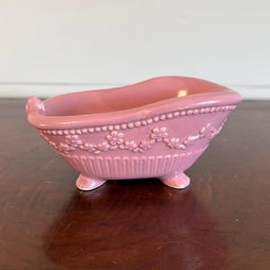 ヴィンテージピンクの猫足バスタブ用ソープディッシュ • セラミック製バスタブ型プランター • 花柄エンボス加工のバスルーム装飾 • レトロキッチュな化粧台用ソープディッシュ