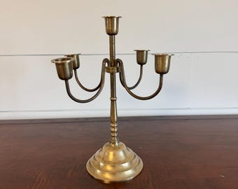 Candelabro de latón antiguo • Centro de mesa tradicional con velas cónicas • Elegante decoración para mesa de comedor