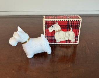 Perfume vintage Avon Queen of Scots Cotillion • Frasco de perfume com cachorrinho Scottish Terrier • Terrier em vidro leitoso • Decoração de penteadeira xadrez • Grandmillennial