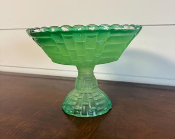 Vintage groene gematteerde compote van depressieglas • Snoepschaal op voet • Kom met geperst glazen voetstuk