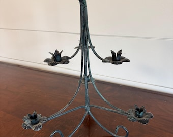 ヴィンテージメタル製燭台 • 7本アームツリー型キャンドルホルダー • 緑青仕上げの花柄テーパーキャンドルホルダー