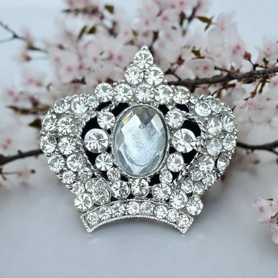 Magnetic number or sash holder for pageants