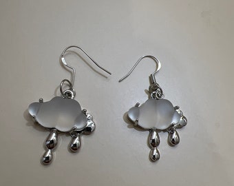 Boucles d'oreilles pendantes nuage avec gouttes de pluie en argent