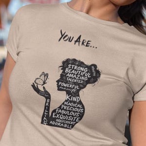 Camiseta unisex de algodón teñido con frase empoderadora