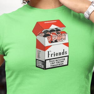 Maglietta grafica "Friends Cigarette Box" / Maglietta morbida per i migliori amici / Abbigliamento casual, regalo per gli amici, moda divertente, outfit quotidiano