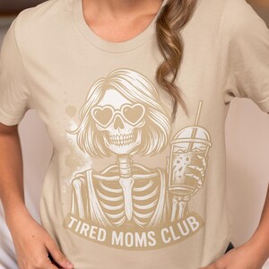 Camiseta del Club de Mamás Cansadas: Divertida camiseta con estampado de esqueleto