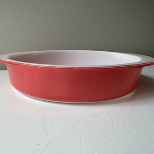Molde para hornear Pyrex 211 Flamingo Pink Red de 8 pulgadas, año 1952, en excelente estado y aún brillante.