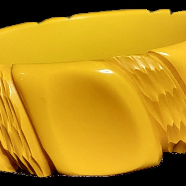 Vintage 1930s - 1940s Chunky Yellow Carved GENUINE Bakelite Bracelet Bangle, Mint Condition