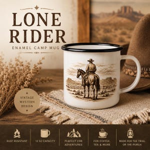 以下が含まれることがあります： 黒い縁取りが施された白いエナメル製のキャンプ用マグカップ。砂漠の風景の中で馬に乗る孤独な騎手の茶色のグラフィックイラストが描かれています。マグカップには「LONE RIDER ENAMEL CAMP MUG」の文字と「VINTAGE WESTERN DESIGN」と記された円形のバッジがあります。