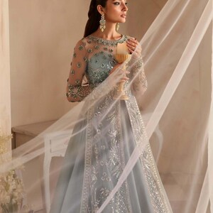 Grå broderad lehenga choli: pakistansk brudklänning, beställd Eid bild 6