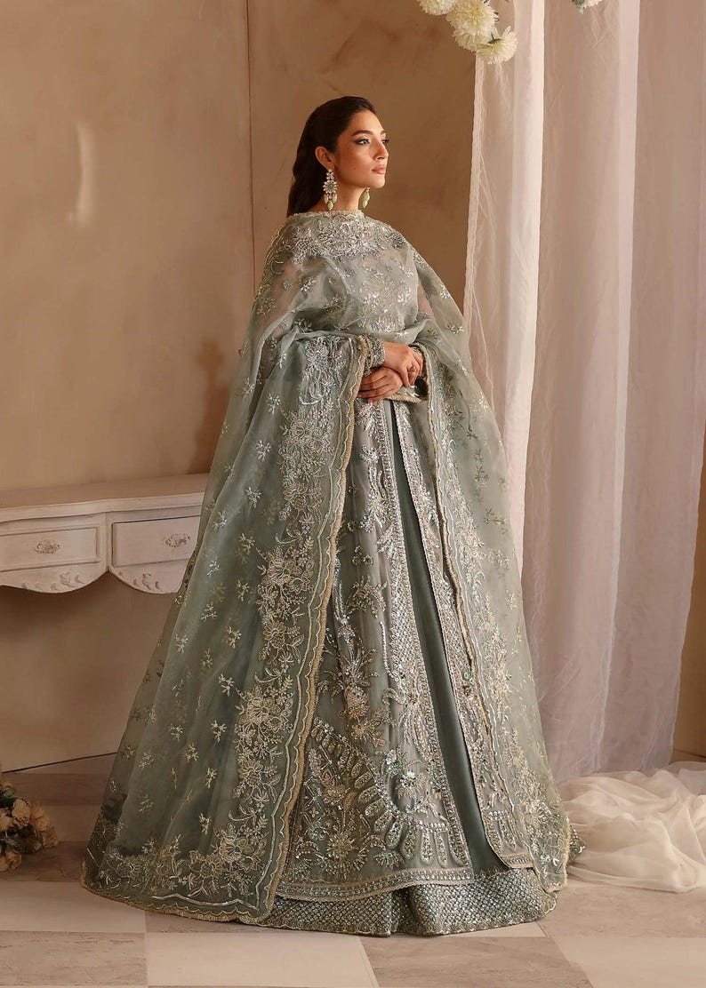 Grå broderad lehenga choli: pakistansk brudklänning, beställd Eid bild 4