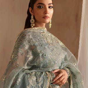 Grå broderad lehenga choli: pakistansk brudklänning, beställd Eid bild 5