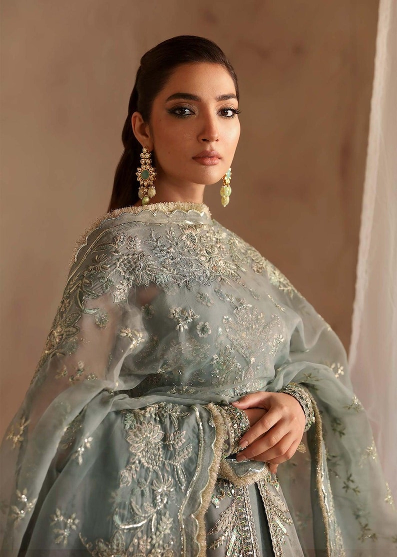 Grå broderad lehenga choli: pakistansk brudklänning, beställd Eid bild 5