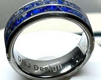 Lapis Lazuli Ring mit doppelten Halo Inlays auf einem Wolfram Stahl Kern. Größe 10. Etui inklusive.