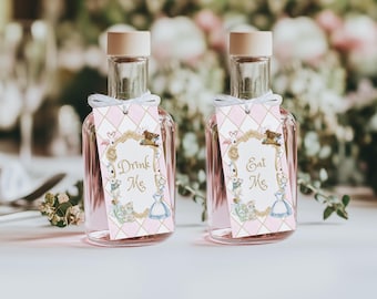 Könnte beinhalten: Zwei klare Glasflaschen mit hellrosa Flüssigkeit und beigen Verschlüssen. Jede Flasche hat ein Etikett mit einem Alice im Wunderland-Thema, das die Texte "Drink Me" und "Eat Me" in einem dekorativen Rahmen zeigt. Die Etiketten sind rosa und gold.