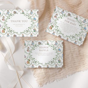 Puede incluir: Tres tarjetas de baby shower con ilustraciones de acuarela de conejos, erizos y coronas florales. Las tarjetas dicen "Gracias", "Libros para el bebé" y "Rifa de pañales". Las tarjetas están sobre una superficie color crema.