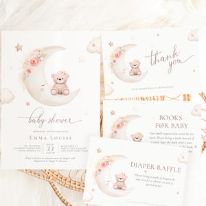 Może przedstawiać: Zaproszenie na baby shower z akwarelową ilustracją półksiężyca, na którym siedzi pluszowy miś. Księżyc jest ozdobiony różowymi kwiatami i zielenią. Zaproszenie zawiera tekst "baby shower", "Emma Louise", "22 sierpnia", "The Tea Room", "Green Garden Market", "Santa Monica, CA", "Zarejestrowana w Target & Amazon" oraz "RSVP na [email protected] do 15 sierpnia".