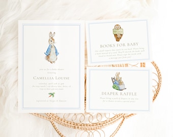 Puede incluir: Tres tarjetas de baby shower con un diseño azul y blanco. Las tarjetas presentan ilustraciones de Peter Rabbit. Una tarjeta dice "Libros para el bebé" y pide a los invitados que traigan un libro en lugar de una tarjeta. Otra tarjeta dice "Rifa de pañales" y pide a los invitados que traigan un paquete de pañales. La tercera tarjeta es una invitación a una baby shower para Camellia Louise.