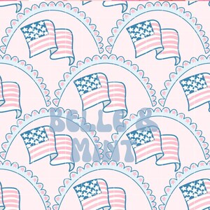 Puede incluir: Un patrón sin costuras con un fondo rosa y banderas americanas azules y blancas en un patrón repetitivo. Las banderas están dentro de círculos festoneados azules y blancos.