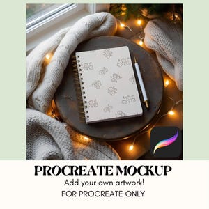 Pode incluir: Um caderno branco com um padrão floral na capa, deitado sobre uma superfície de madeira com uma caneta branca e luzes de corda. O caderno é cercado por um cobertor de malha branca. O texto "PROCREATE MOCKUP" é exibido abaixo da imagem, juntamente com o texto "Adicione sua própria arte!" e "SOMENTE PARA PROCREATE".