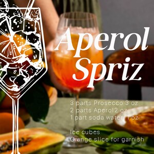 K&ouml;nnte beinhalten: Aperol Spritz Cocktail in einem gro&szlig;en Glas, garniert mit einer Orangenscheibe. Das Bild enth&auml;lt das Rezept: Prosecco, Aperol und Sodawasser, mit Eisw&uuml;rfeln. Der Text "Aperol Spritz" wird in gro&szlig;en wei&szlig;en Buchstaben angezeigt.