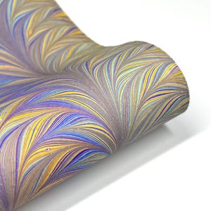 Carta marmorizzata / 65 x 50 cm / 90 gsm (grana lunga) / Palma viola