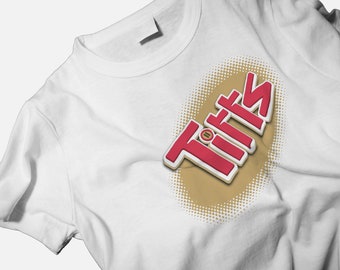 Pode incluir: Camiseta branca com um logotipo "Tiff's" vermelho e branco em um oval marrom com bolinhas brancas.