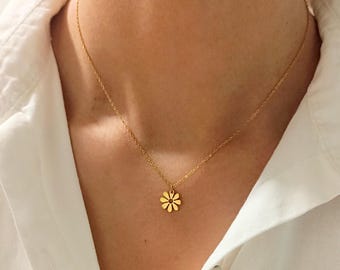 Mini Daisy Necklace Gold/Silver – Delicate Floral Necklace – Minimalist Daisy Necklace – 1 mm Cable Chain