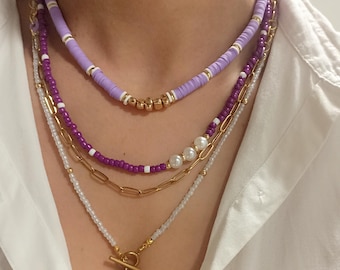 Warstwowy naszyjnik z fioletowego złota, ręcznie robiony – koralikowy naszyjnik w stylu boho z gliny polimerowej, szklanych koralików i stali nierdzewnej – letni trend w naszyjnikach