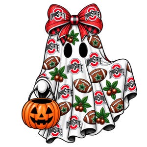 Könnte beinhalten: Eine weiße Geisterillustration mit einem sich wiederholenden Muster aus Ohio State-Logos, braunen Footballs und grünen Blattclustern mit roten Beeren. Der Geist trägt eine große rote Glitzerschleife und hält einen orangefarbenen Kürbis-Süßigkeiteneimer.