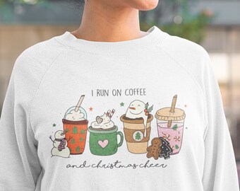 Ik ren op koffie sweatshirt, kerst sweatshirt, koffie liefhebber sweatshirt, koffie crewneck, koffie verslaafde sweatshirt, Stanley Lover Gift