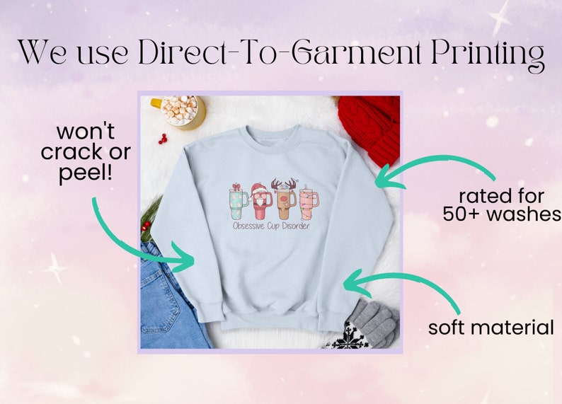 Op de afbeelding: Een lichtblauw sweatshirt met een kerstthema ontwerp met een rij bekers met gezichten en de tekst "Obsessive Cup Disorder". Het sweatshirt is gemaakt van een zacht materiaal en is geschikt voor 50+ wasbeurten.