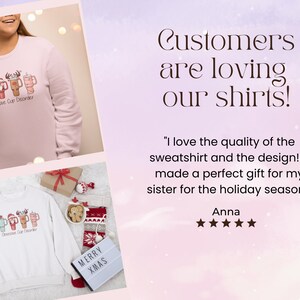 Op de afbeelding: Twee witte sweatshirts met een kerstthema ontwerp met een rij mokken met de kerstman, een rendier en andere kerstfiguren. De tekst "Obsessive Cup Disorder" is op de sweatshirts gedrukt. De afbeelding bevat ook een roze sweatshirt met hetzelfde ontwerp.