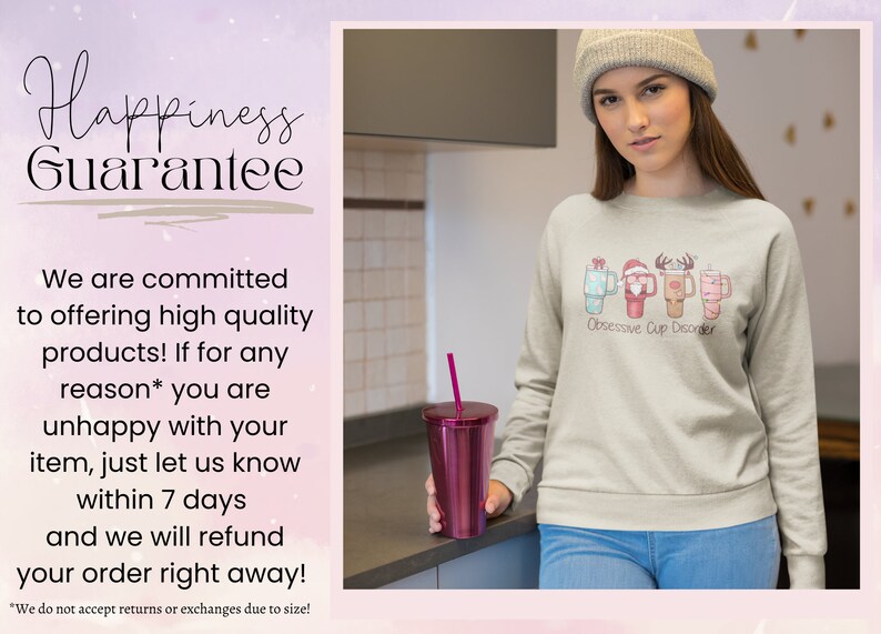 Op de afbeelding: Een lichtgrijs sweatshirt met een kerstthema ontwerp van vier mokken met verschillende dranken en de tekst "Obsessive Cup Disorder". Het model draagt ​​het sweatshirt en een grijze beanie.