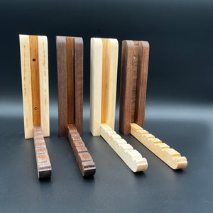 Perchero multifuncional de madera para montar en la pared.