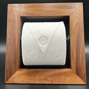 Scomparto porta carta igienica incassato, vedere anche l'opzione con vassoio estraibile per cellulare.