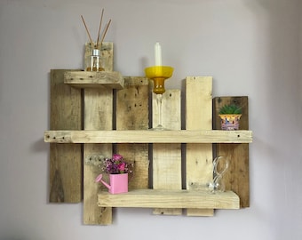 Estantería flotante de pared de paleta de madera rústica triple Estantería estilo granja hecha de madera de paleta 100% reciclada. Bajo techo, en exteriores