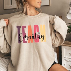 Teach Sweatshirt, Lehrer Wertschätzung Geschenk, Teach Empathy Shirt, süßes Lehrer Sweatshirt, neuer Lehrer, Team Lehrer Shirt, Geschenk für Lehrer