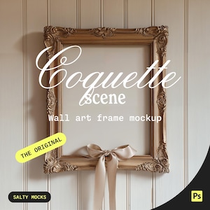 Könnte beinhalten: Ein goldener, verzierter Bilderrahmen mit weißem Hintergrund und einer beigefarbenen Schleife, die an einer weißen Holzpaneelwand hängt. Der Text "Coquette Scene Wall art frame mockup" steht unter dem Rahmen. Der Text "THE ORIGINAL" befindet sich in einem gelben Rechteck oben links im Bild. Der Text "SALTY MOCKS" befindet sich unten links im Bild.