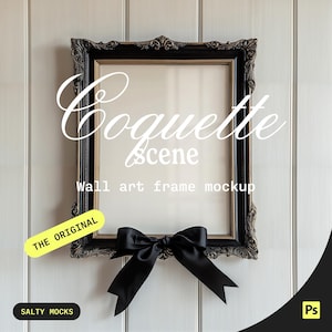 Könnte beinhalten: Ein schwarzer, verzierter Bilderrahmen mit goldenen Akzenten hängt an einer weißen Holzpaneelwand. Ein schwarzes Satinband ist zu einer Schleife um den Rahmen gebunden. Der Text "Coquette Scene Wall art frame mockup" ist unter dem Rahmen geschrieben. Der Text "THE ORIGINAL" ist in einem gelben Rechteck auf der linken Seite des Rahmens geschrieben. Der Text "SALTY MOCKS" ist in einem schwarzen Rechteck in der linken unteren Ecke des Bildes geschrieben. Der Text "Ps" ist in einem schwarzen Rechteck in der rechten unteren Ecke des Bildes geschrieben.