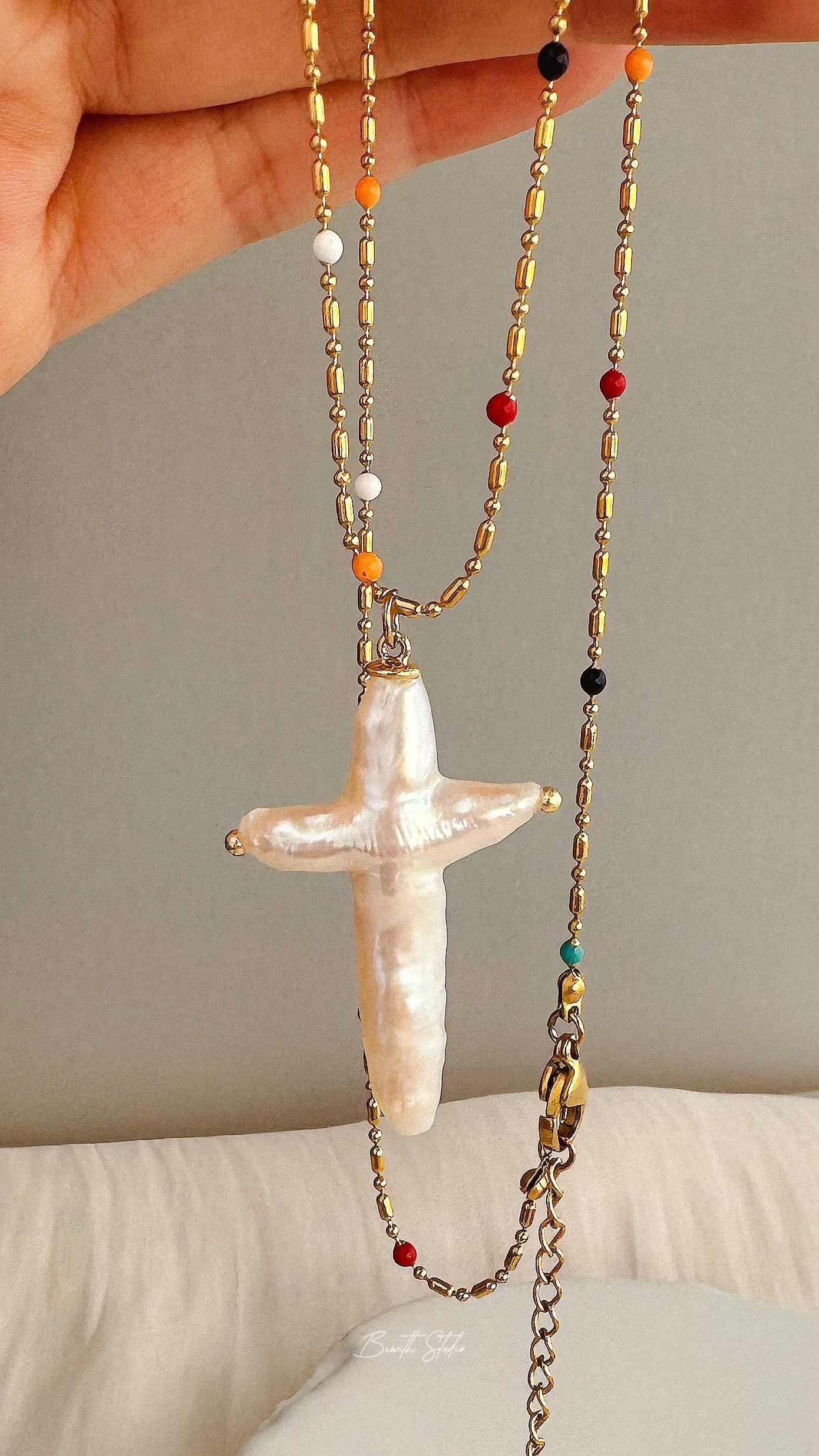 Collier croix audacieux martelé avec fermoir à bascule en