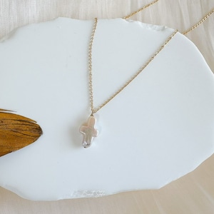 Barocke Süßwasser Kreuzperle | 18K vergoldet Halskette |Religiöser Schmuck | Geschenk für sie | Perle Kreuz Charm | Kreuz Schmuck