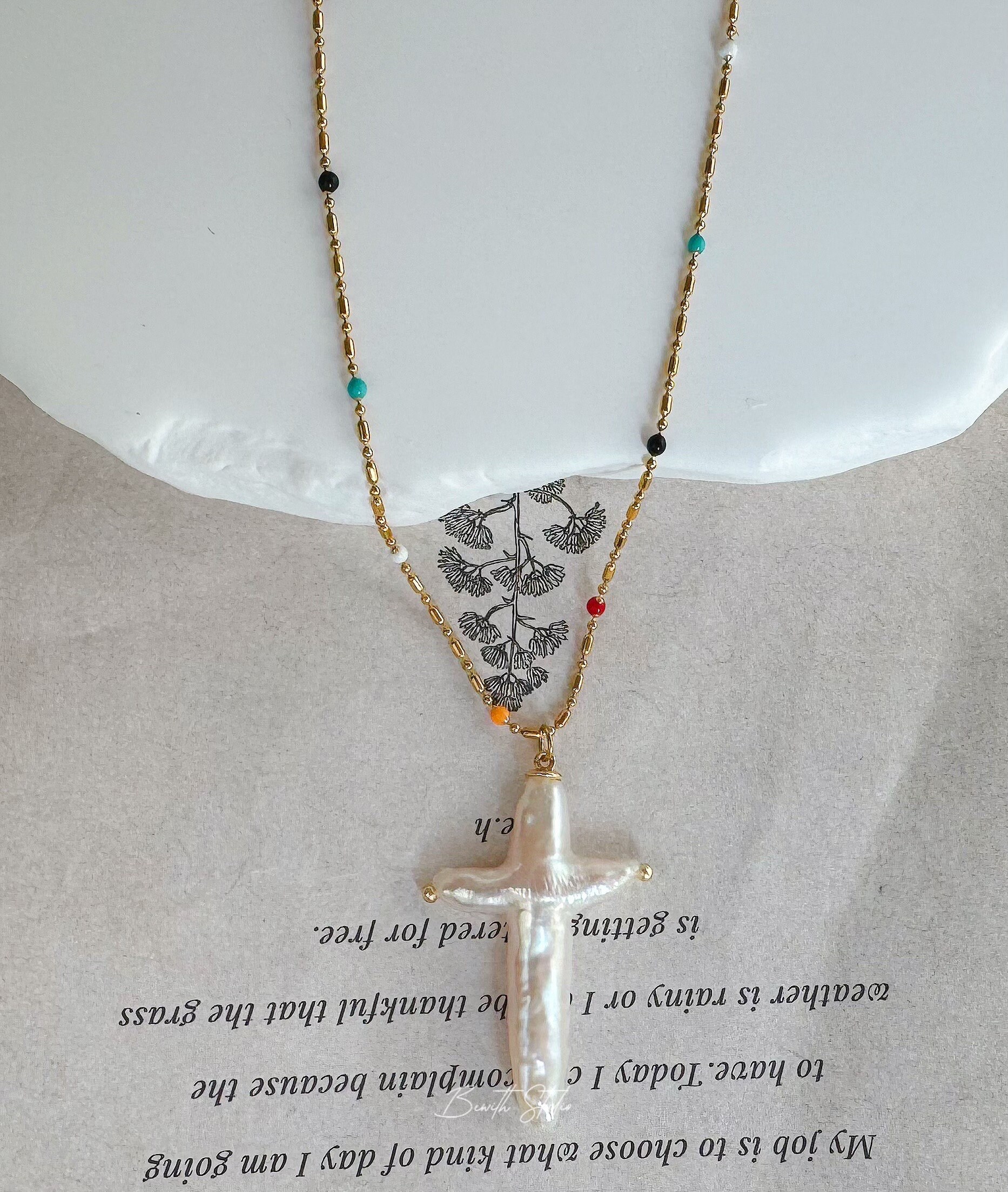 Collier croix en perles et strass style grunge pour femme – Design punk